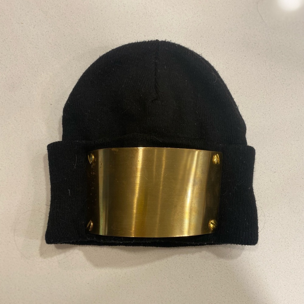 Black beanie with gold plate